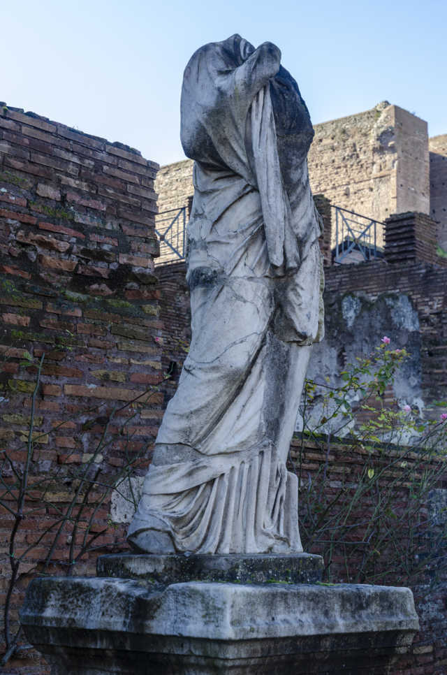 72 - Italia - Roma - Foro Romano - Casa de Las Vestales